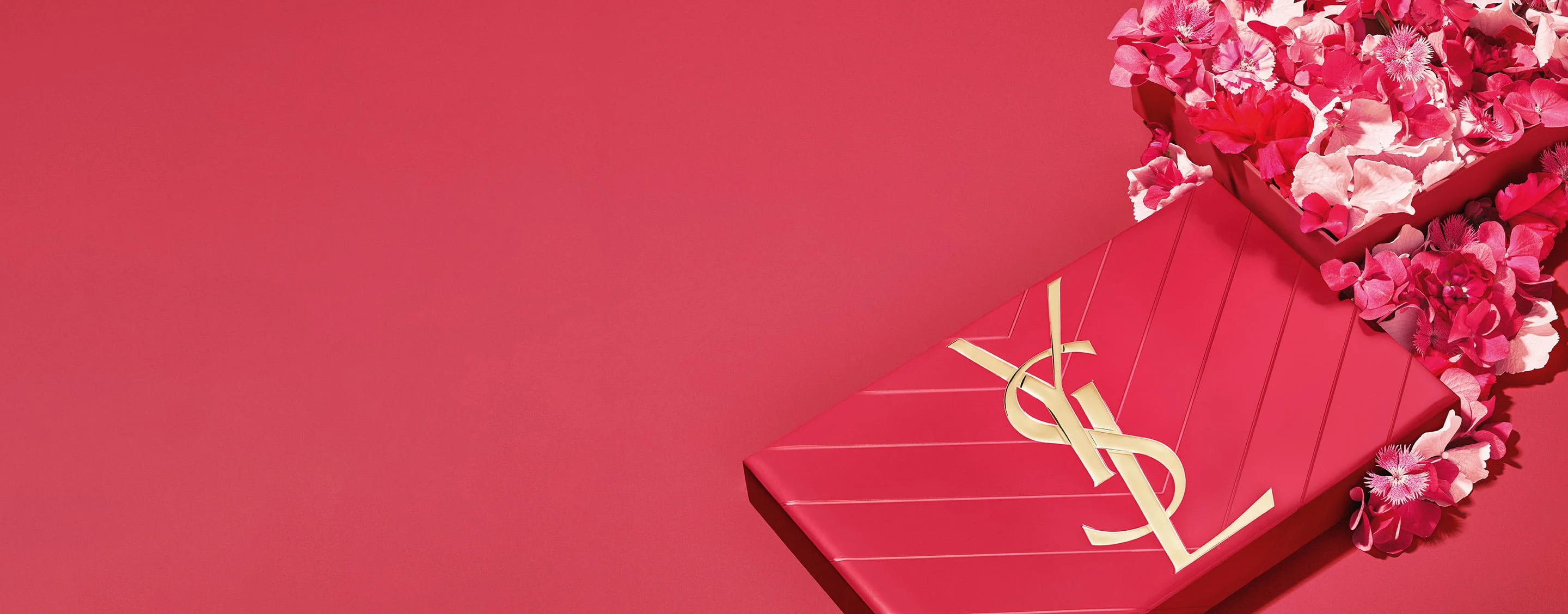 Set regalo rosa YSL per la Festa della Mamma, caratterizzato dall'iconico logo Cassandre e impreziosito da delicati accenti floreali rosa.