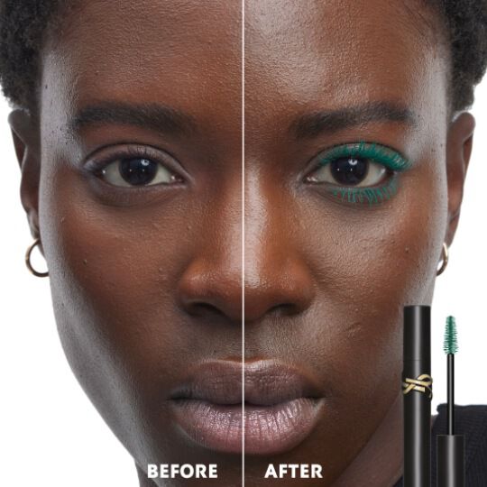 Confronto prima e dopo del Mascara Yves Saint Laurent Lash Clash in verde petrolio su una donna con la pelle scura. Il lato 'Dopo' mostra ciglia significativamente volumizzate di un verde vibrante.