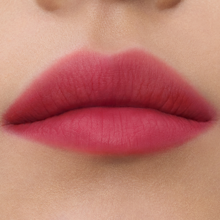 Dettagli ravvicinati di YSL Smoked Blur Color Stains nelle tonalità #234 Berry Satisfaction.