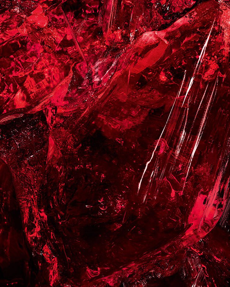 Macro di un cristallo di ambra rossa
testurizzato, un ingrediente chiave di CŒUR Eau
de Parfum by YSL, che ne mostra la
profondità grezza.