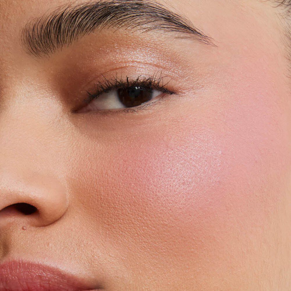 Primo piano di una guancia che sfida la luce: il finish opaco e soffuso di Make Me Blush Powder, tonalità #44, per un colore che si costruisce, si sfuma, si impone.