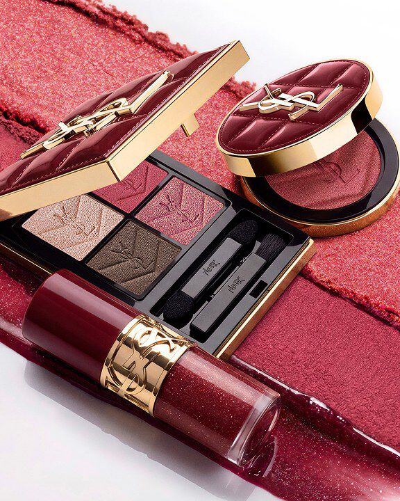 Duo make-up YSL Holiday su pennellate materiche bordeaux, con palette e gloss
