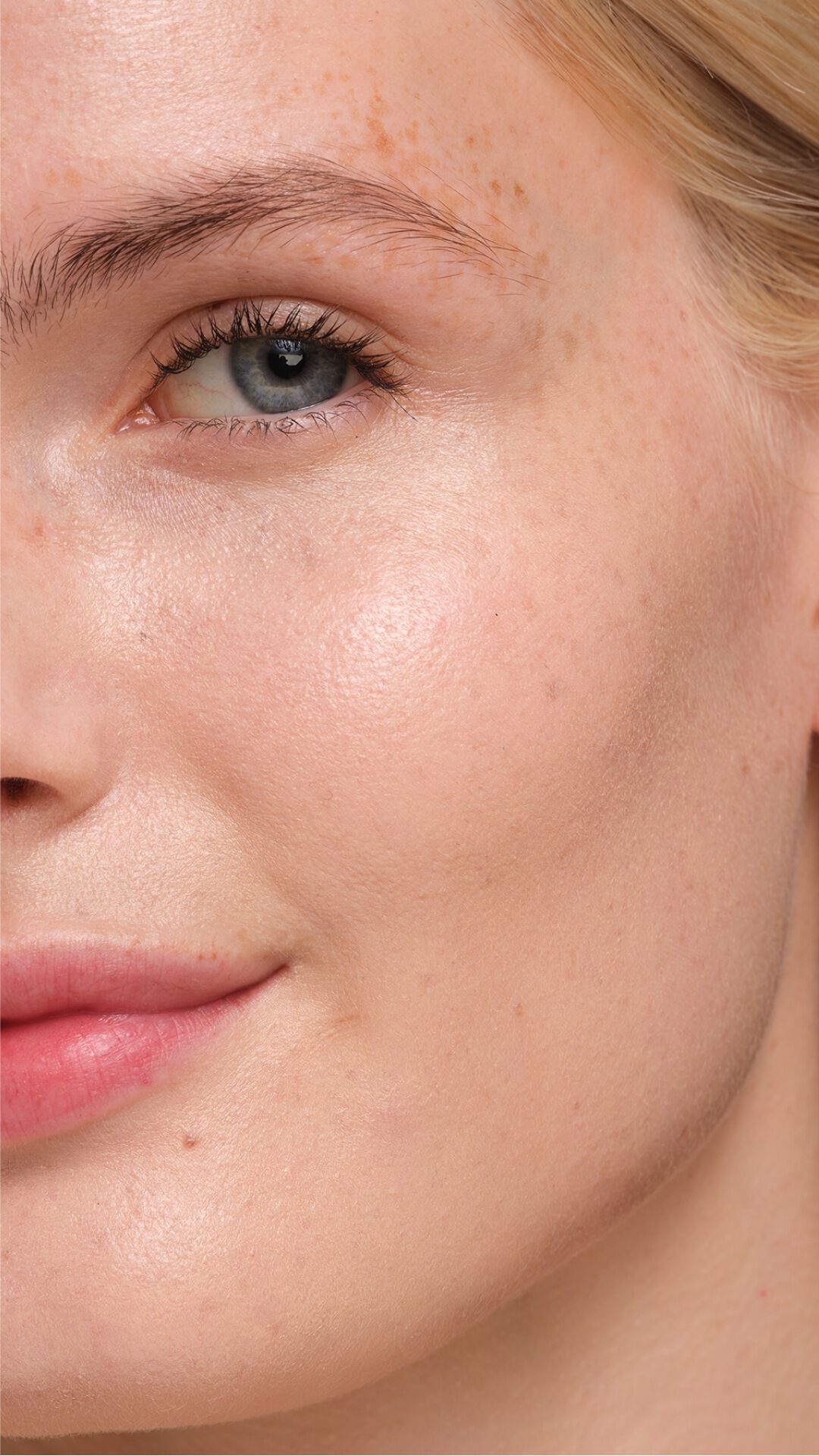 Finish radioso su pelle chiara con YSL SKIN AFFAIR FOUNDATION. Dettaglio che mostra un glow luminoso, uniforme e senza pori.