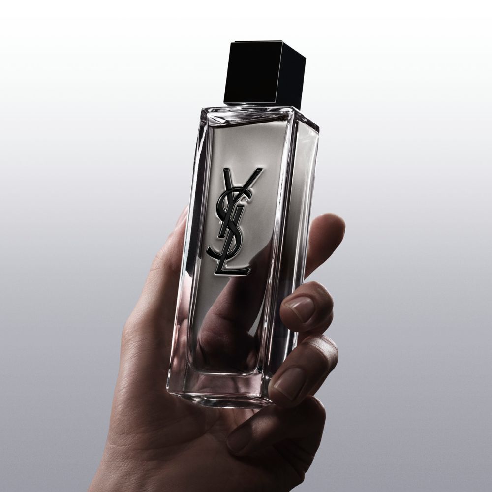 Una mano tiene il flacone di MYSLF Eau de Toilette Intense per mostrarne l’impugnatura e il design.
