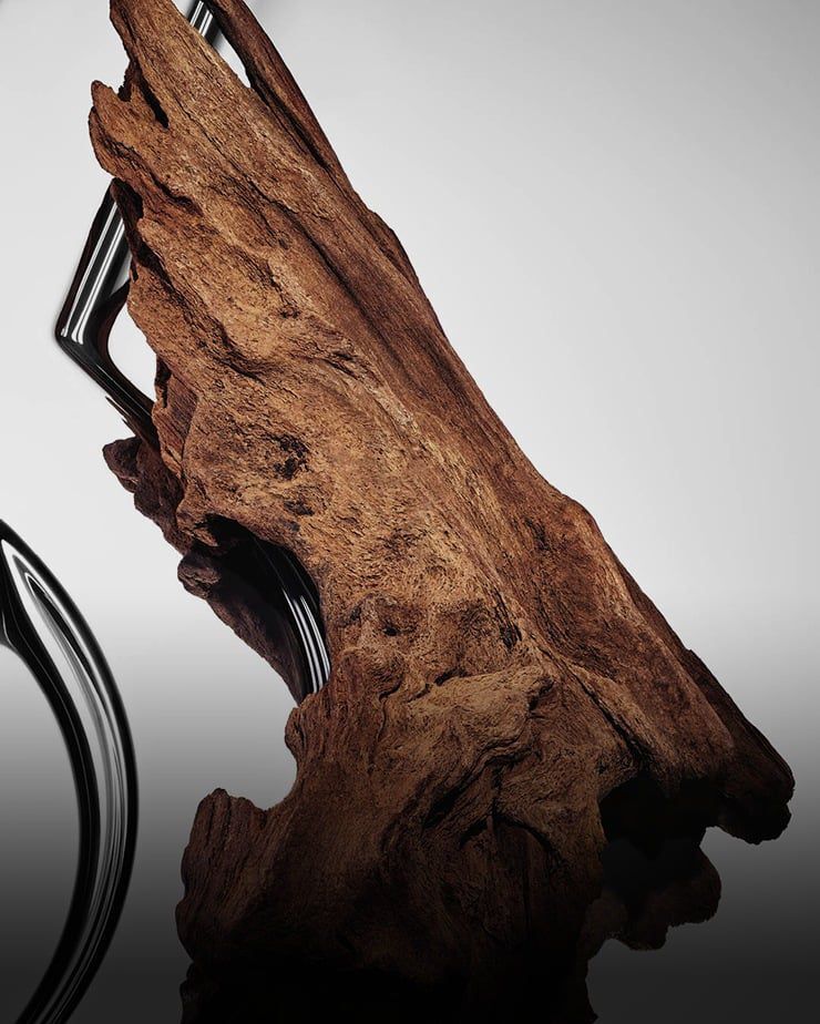 Legni caldi e sensuali dalla texture ricca, su uno sfondo Cassandre YSL riflettente.