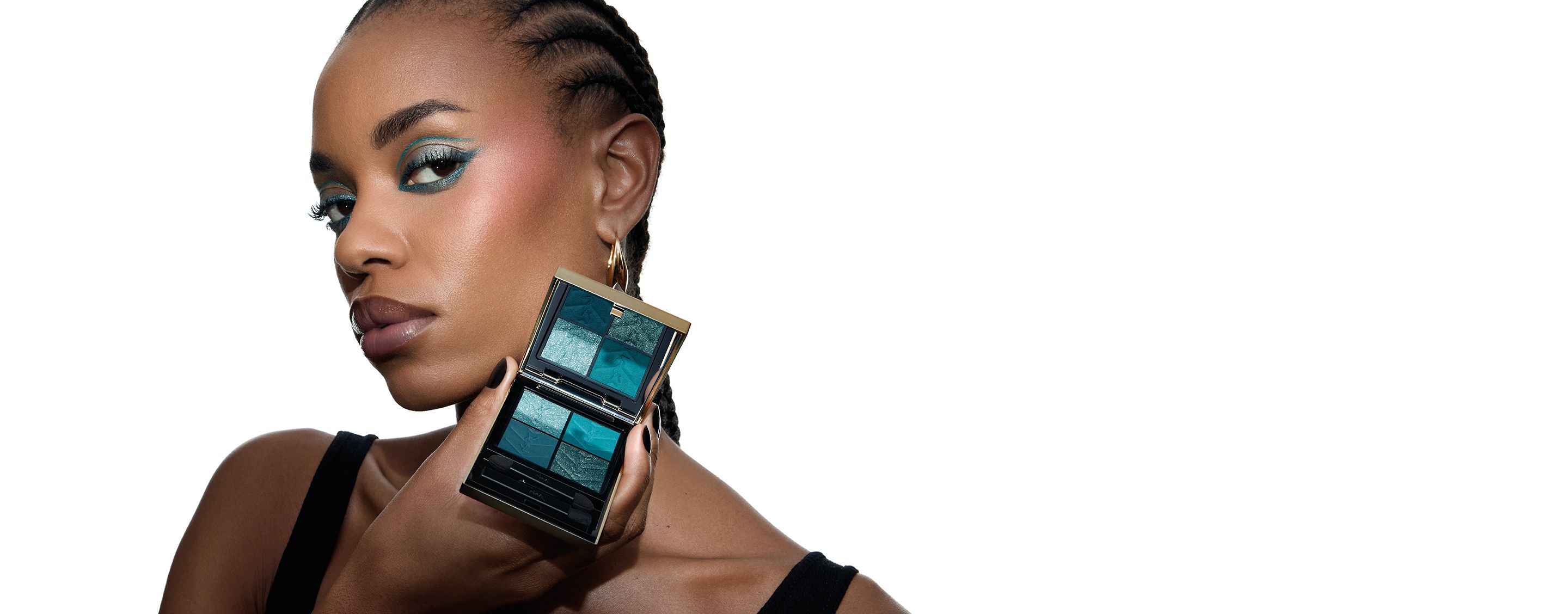 Lizette, modella di YSL Beauty, con in mano una palette di ombretti YSL Couture Mini Clutch, con un trucco occhi turchese coordinato.