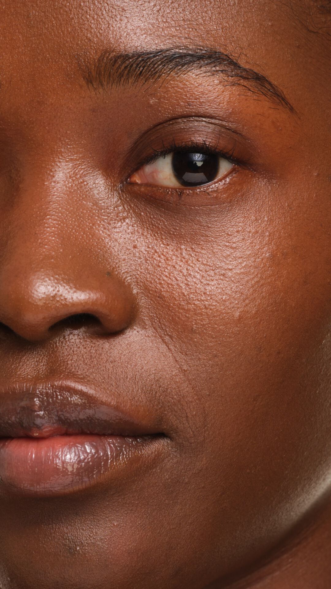 YSL SKIN AFFAIR FOUNDATION su incarnato profondo. Zoom estremo sul finish luminoso, uniforme e radioso dall’aspetto sano.