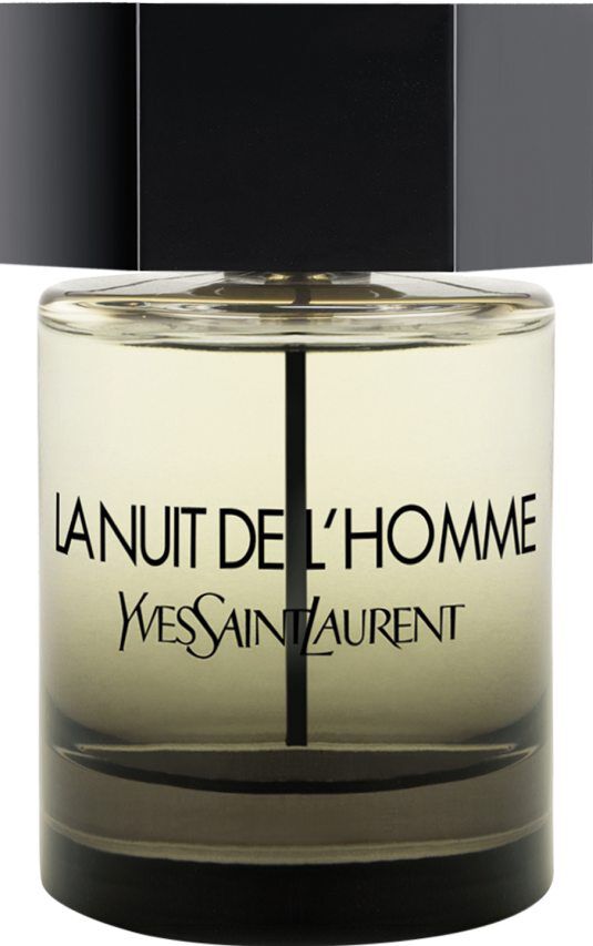 Un flacone del profumo Yves Saint Laurent La Nuit de L'Homme con corpo in vetro trasparente, liquido ambra chiaro e un grande tappo esagonale argentato.