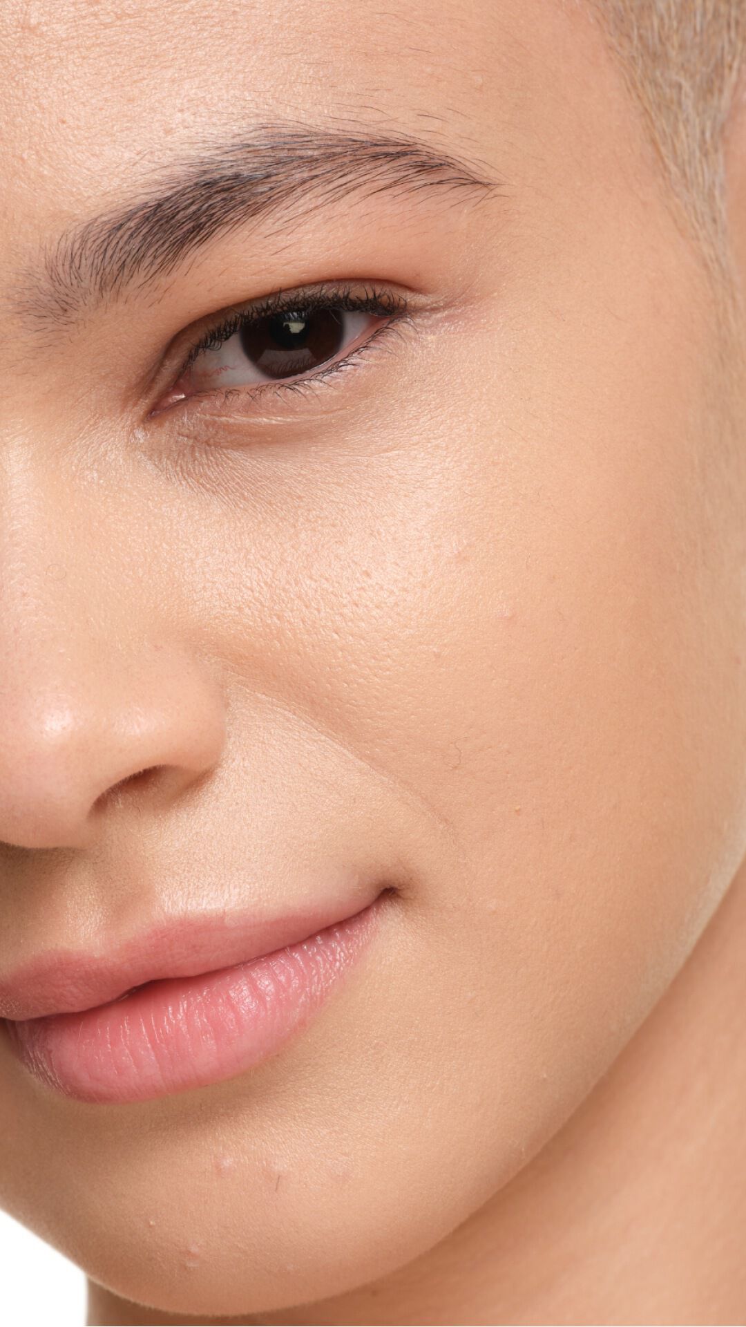 YSL SKIN AFFAIR FOUNDATION su incarnato chiaro. Zoom estremo sul finish luminoso, liscio e dall’aspetto naturale.