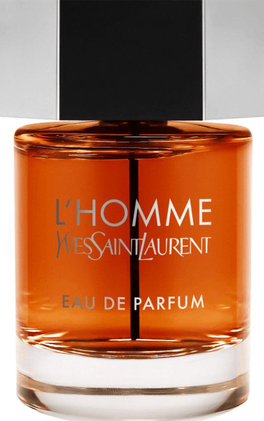 Un flacone del profumo Yves Saint Laurent L'Homme Eau de Parfum con corpo in vetro trasparente, liquido ambra intenso e un tappo esagonale argentato.