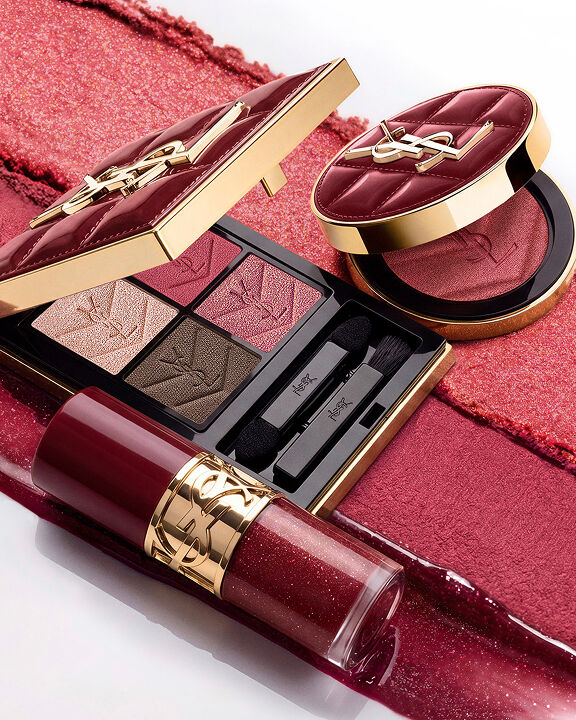 Duo trucco festivo YSL su texture bordeaux con palette e gloss