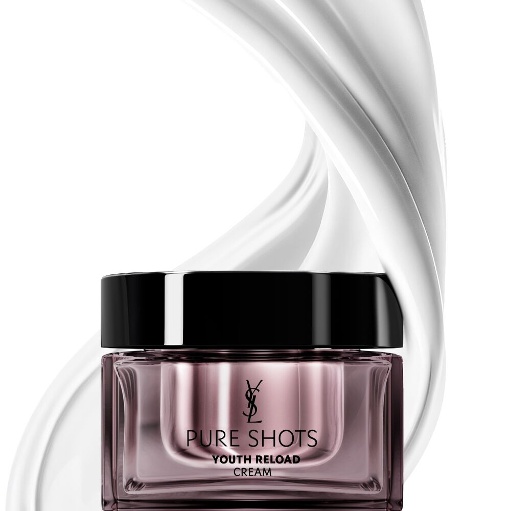 Vaso della crema Pure Shots Youth Reload di YSL Beauty, circondato da un dinamico vortice della sua texture lussuosa.