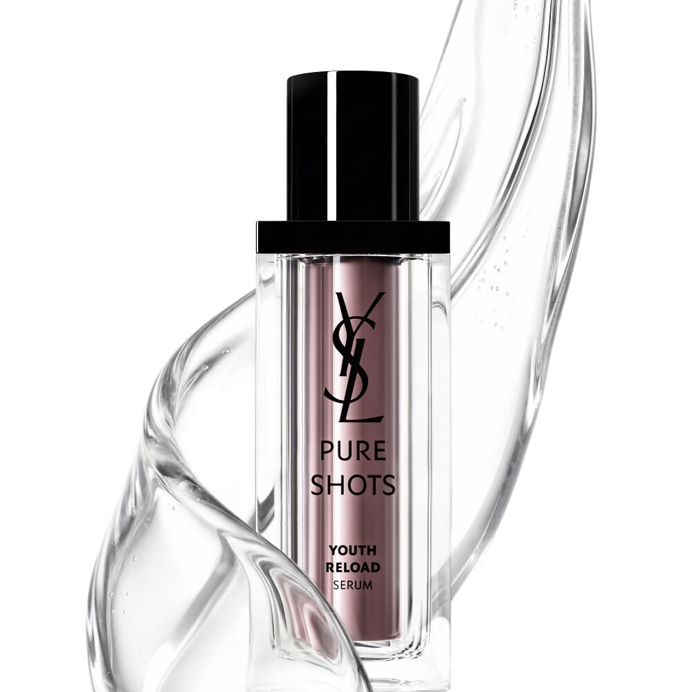 Flacone del Pure Shots Youth Reload Serum di YSL Beauty, circondato da un dinamico vortice trasparente della sua texture lussuosa.