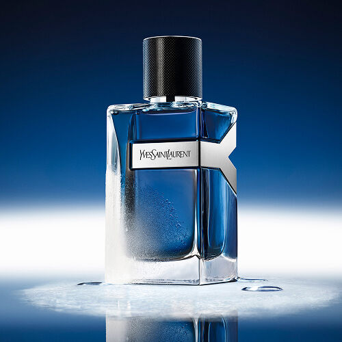 Flacone da 100 ml di YSL Y Eau de Toilette Intense Iced Cologne, ghiacciato e con gocce d'acqua, che riflette un'atmosfera blu glaciale.