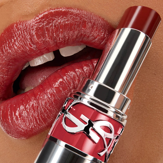 Primo piano delle labbra di Mawena con il rossetto YSL LOVESHINE nella tonalità 219 Berry Crush, con il tubetto del rossetto in primo piano.