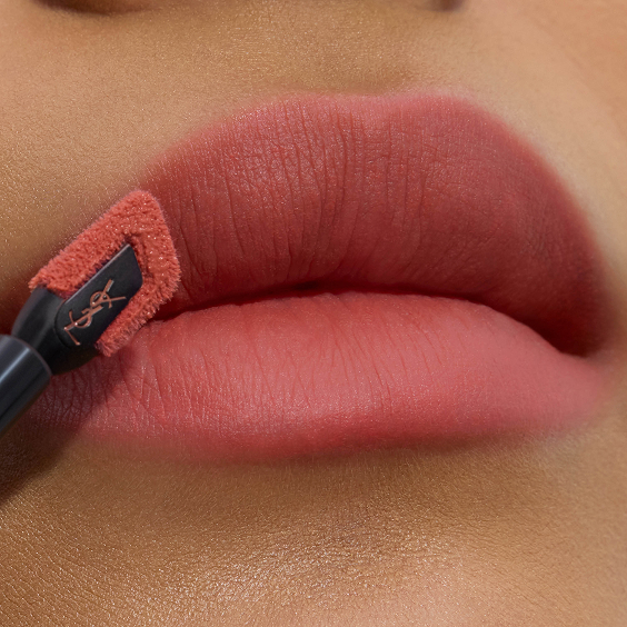 Primo piano di labbra rosa cipria dal finish morbido-mat, delineate con precisione dall’applicatore angolato e piatto dello smalto labbra YSL.