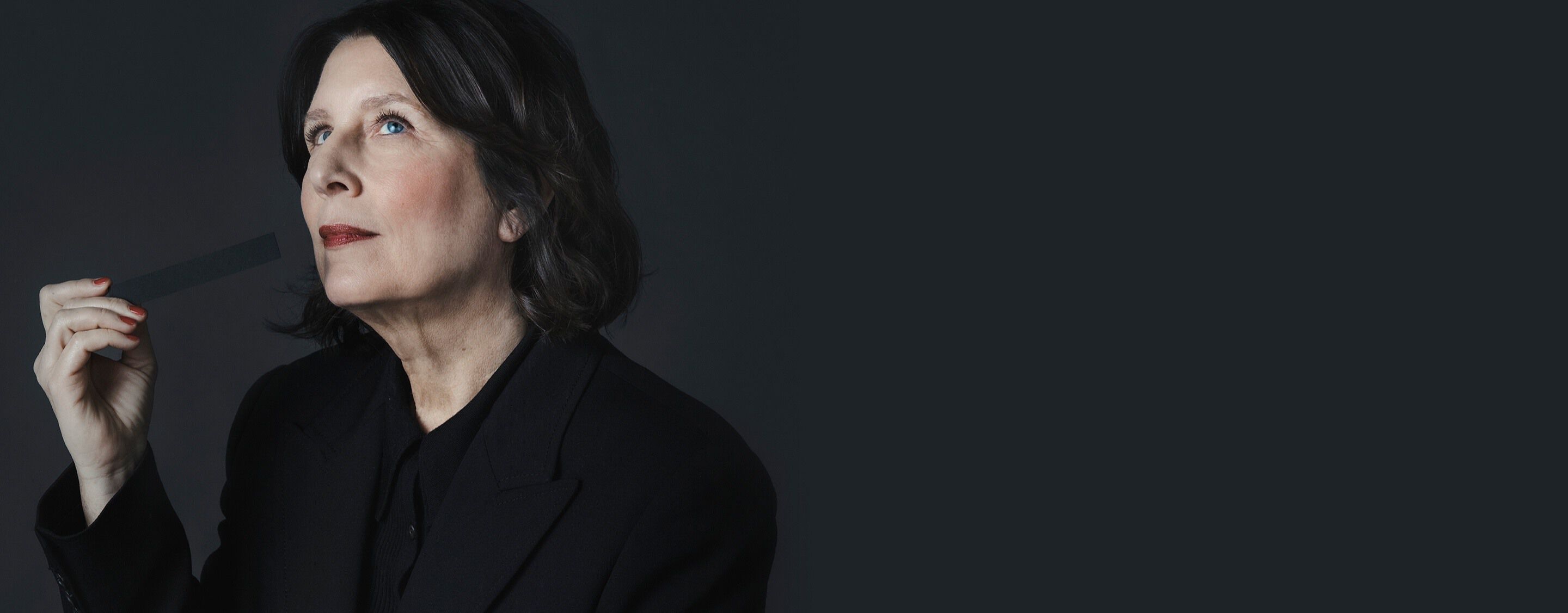 La Maestra Profumiera Daniela Andrier
tiene in mano una mouillette olfattiva, creatrice della
radicale firma YSL CŒUR.