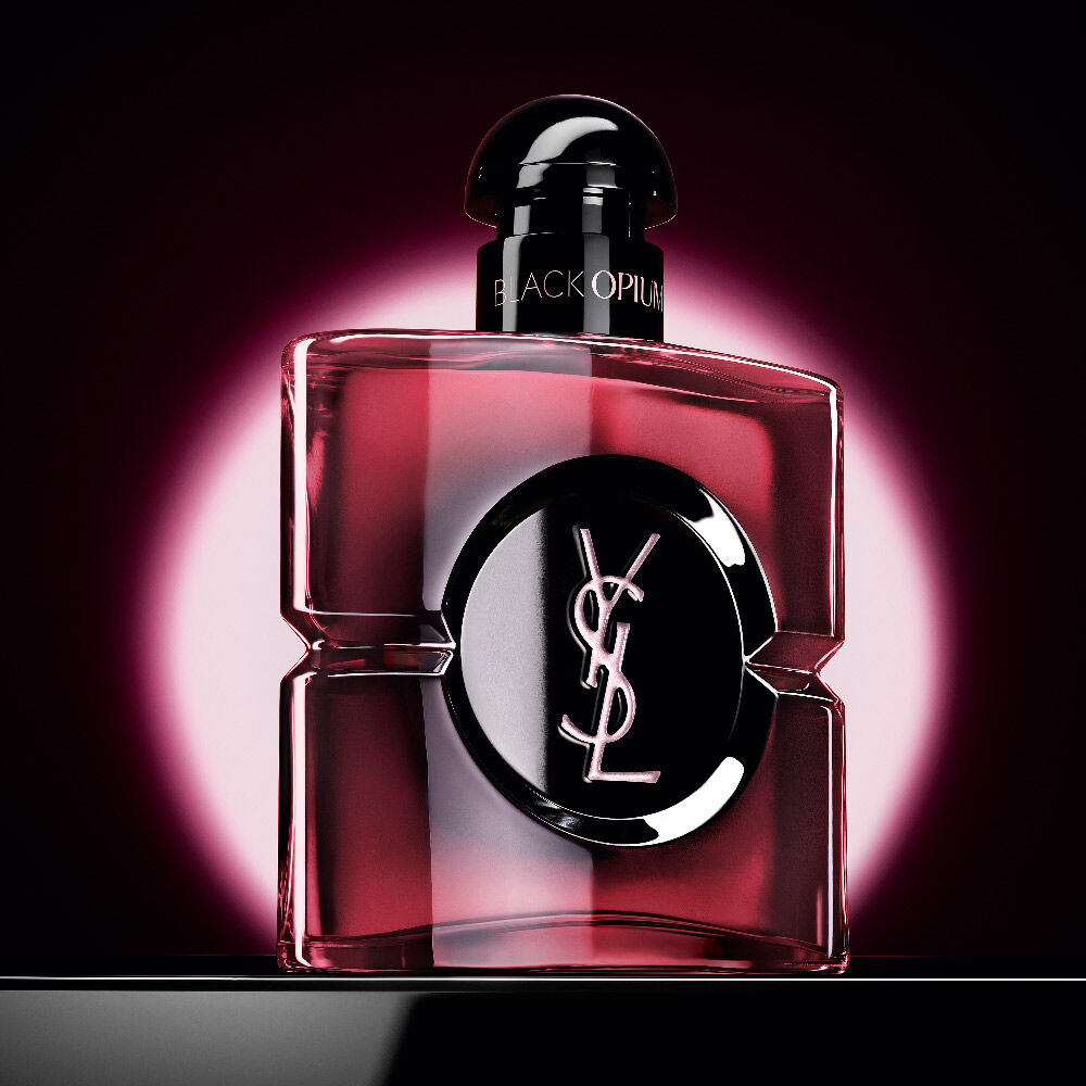Flacone
                di Black Opium Eau de Parfum Pink Glaze evidenziato da un bagliore circolare rosa su
                uno sfondo scuro.