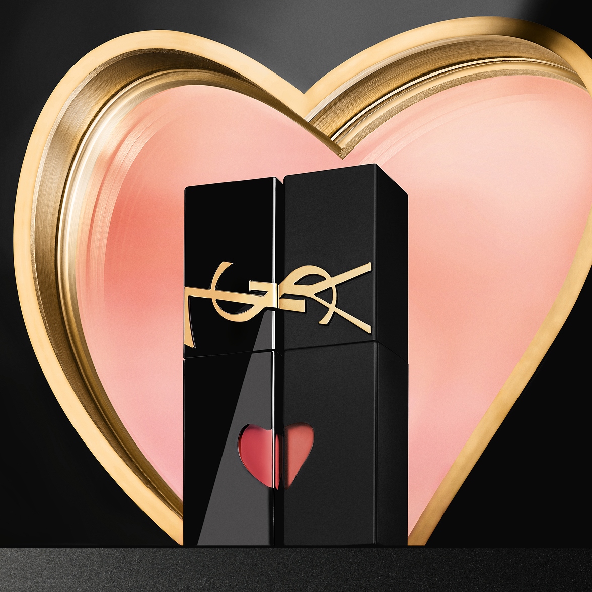 Due modelle applicano YSL The Inks Vinyl Cream & Blur, mostrando labbra lucide e soft-matte fianco a fianco.