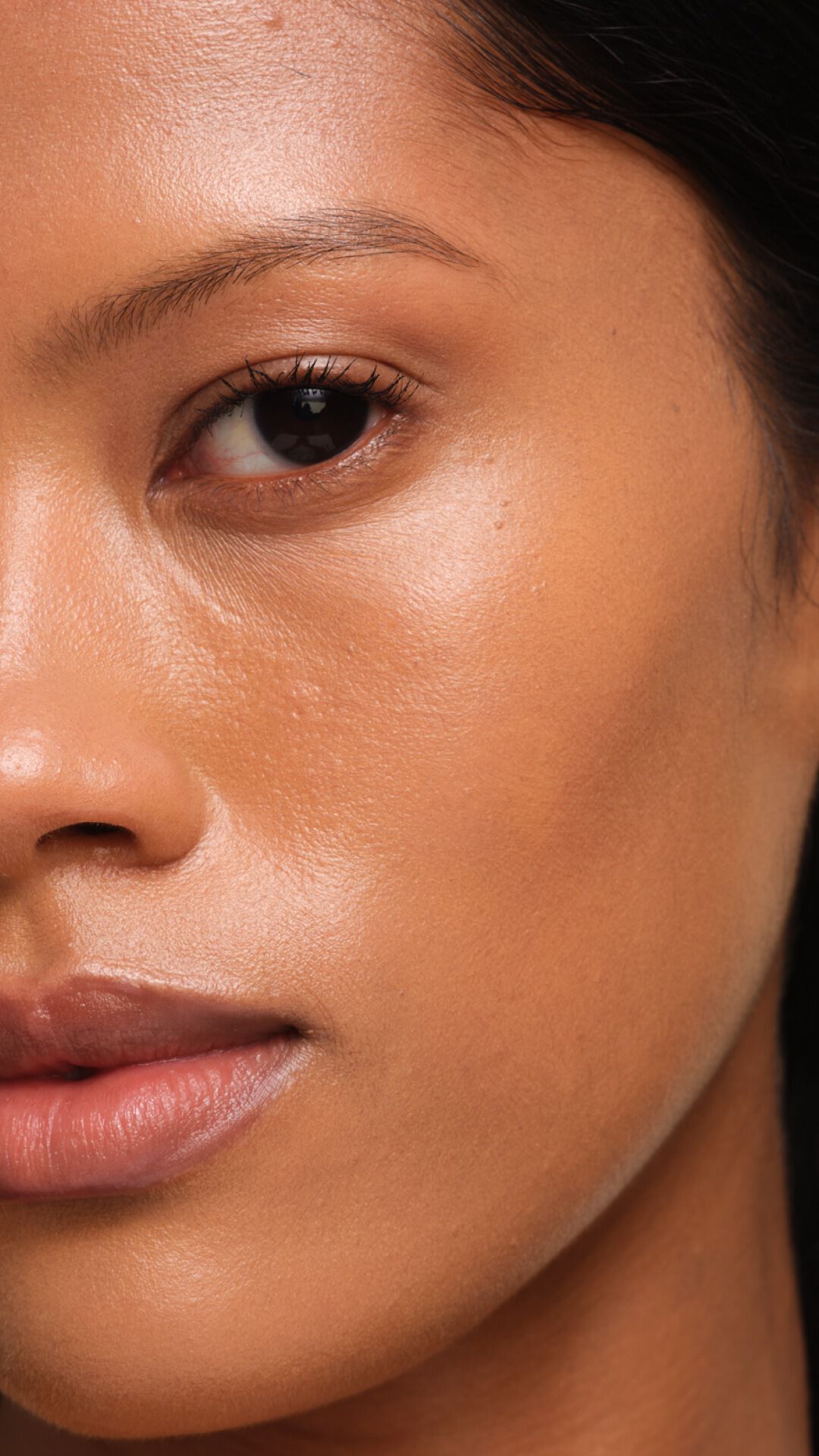 Glow luminoso su pelle media con YSL SKIN AFFAIR FOUNDATION. Dettaglio del finish radioso e naturale che avvolge la pelle come un sospiro.