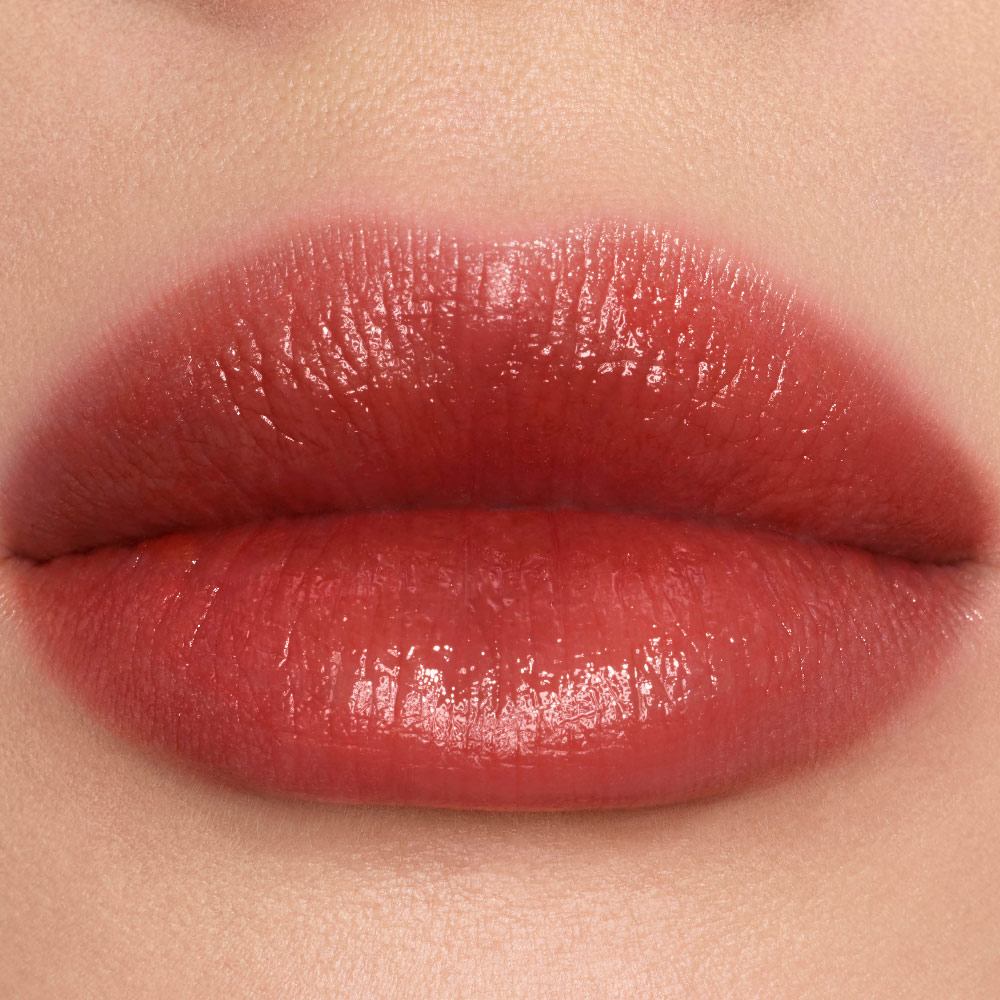 Primi piani di rossetti YSL Vinyl-Shine Color Stain nella tonalità #446 Spiced Secret.