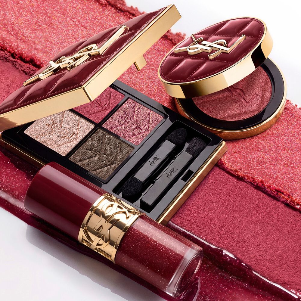 Duo trucco festivo YSL su texture bordeaux con palette e gloss