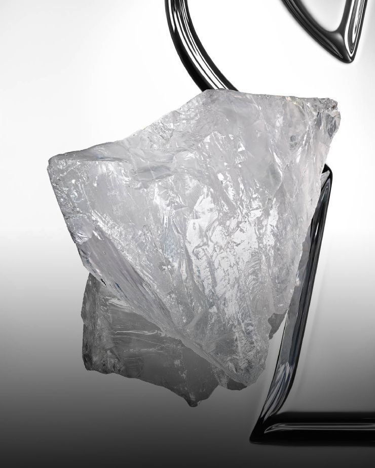 Una grande pietra minerale di muschio bianco, traslucida e cristallina.