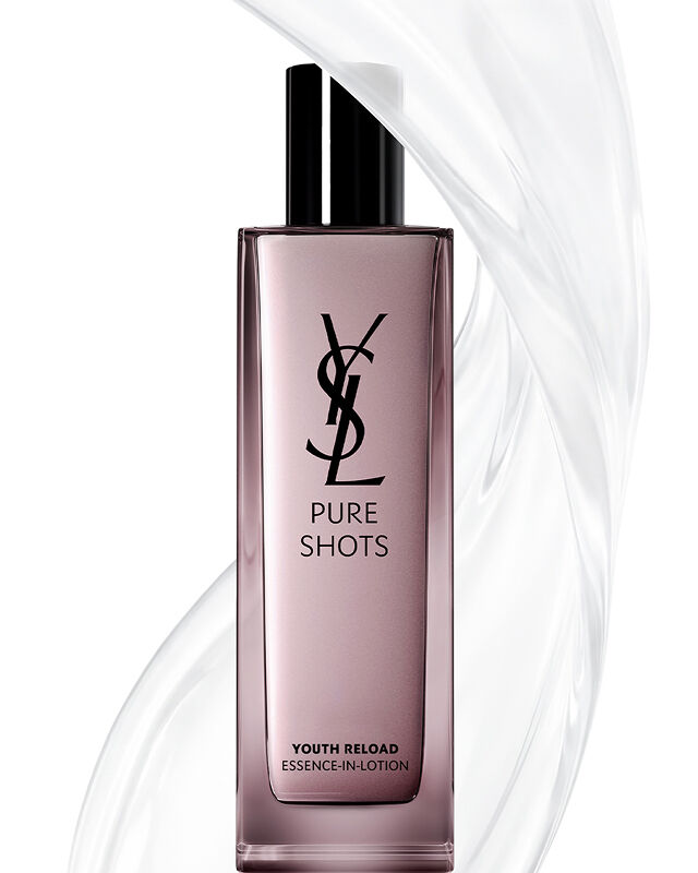 Flacone di YSL Beauty Pure Shots Youth Reload Essence-in-Lotion, circondato da un vortice chiaro e dinamico della sua texture.