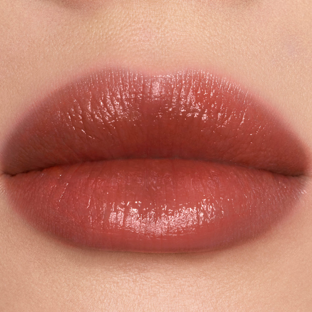 Dettagli ravvicinati di campioni labbra di YSL Vinyl-Shine Color Stain nella tonalità #610 Nude Champion.