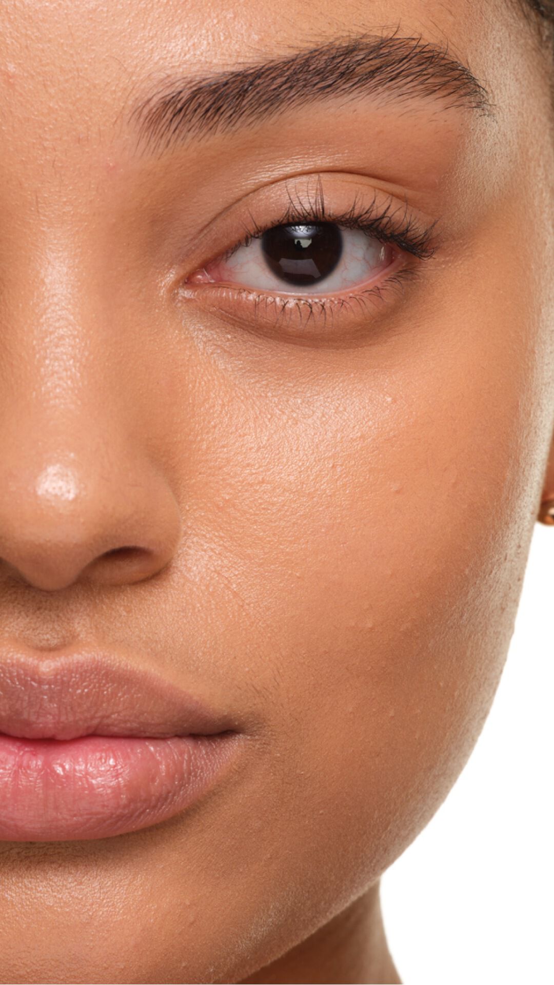 Glow radioso su pelle chiara con YSL SKIN AFFAIR FOUNDATION. Zoom estremo su una texture impeccabile e priva di pori.