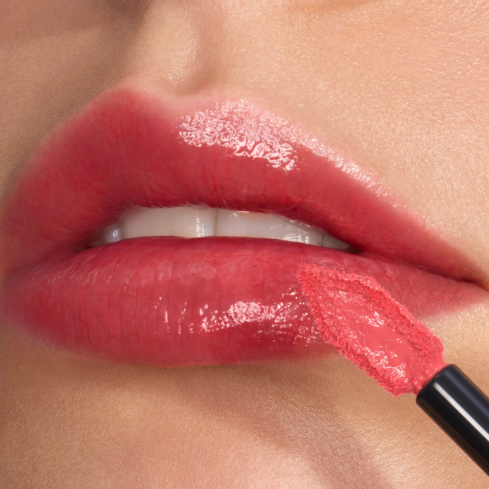 Primo piano di labbra lucide e brillanti delineate con precisione grazie all'applicatore angolato e dalla punta piatta YSL.