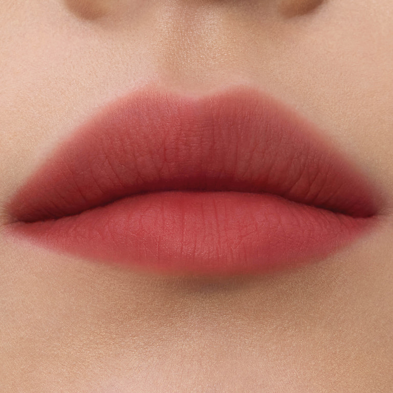 Dettagli ravvicinati di YSL Smoked Blur Color Stains nelle tonalità #238 Rose Call.