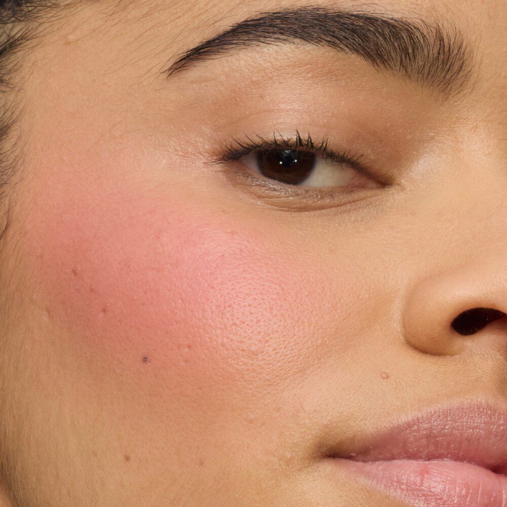 Primo piano di una guancia che sfida il tempo: il finish ultra-cremoso di YSL Make Me Blush Lifted Glow Cream Blush, tonalità #44 Nude Lavallière, per un bagliore che si alza, si espande, si impossessa.