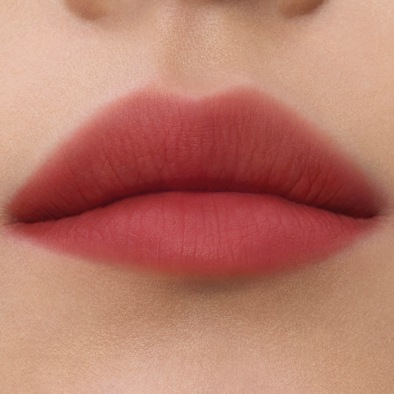 Dettagli ravvicinati di YSL Smoked Blur Color Stains nelle tonalità #239 Sunset Hotline.