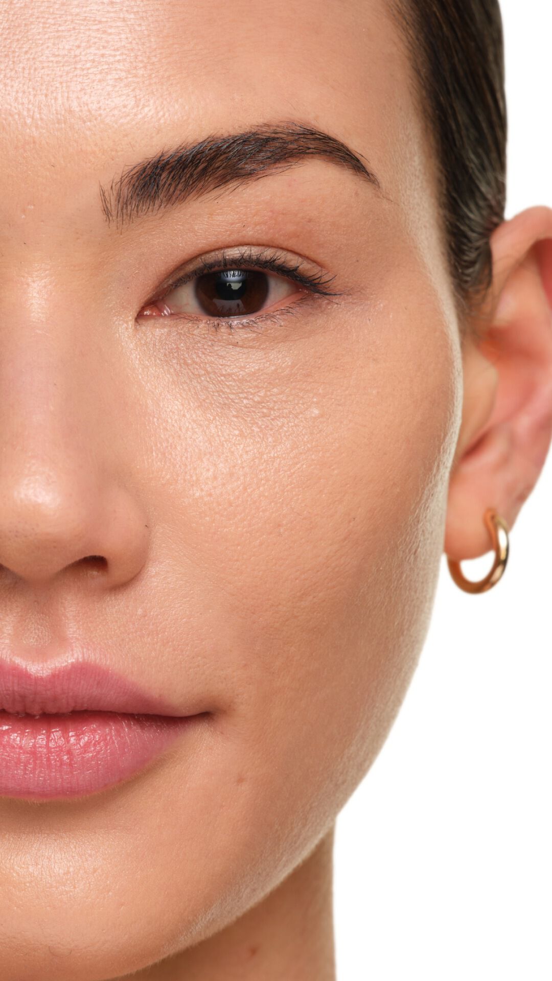 Zoom estremo sulla pelle che mostra il finish luminoso di YSL SKIN AFFAIR SOFT GLOW FOUNDATION. Pelle uniforme, liscia e radiosa.