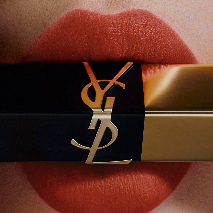 Close-up di labbra corallo con rossetto a punta quadrata.