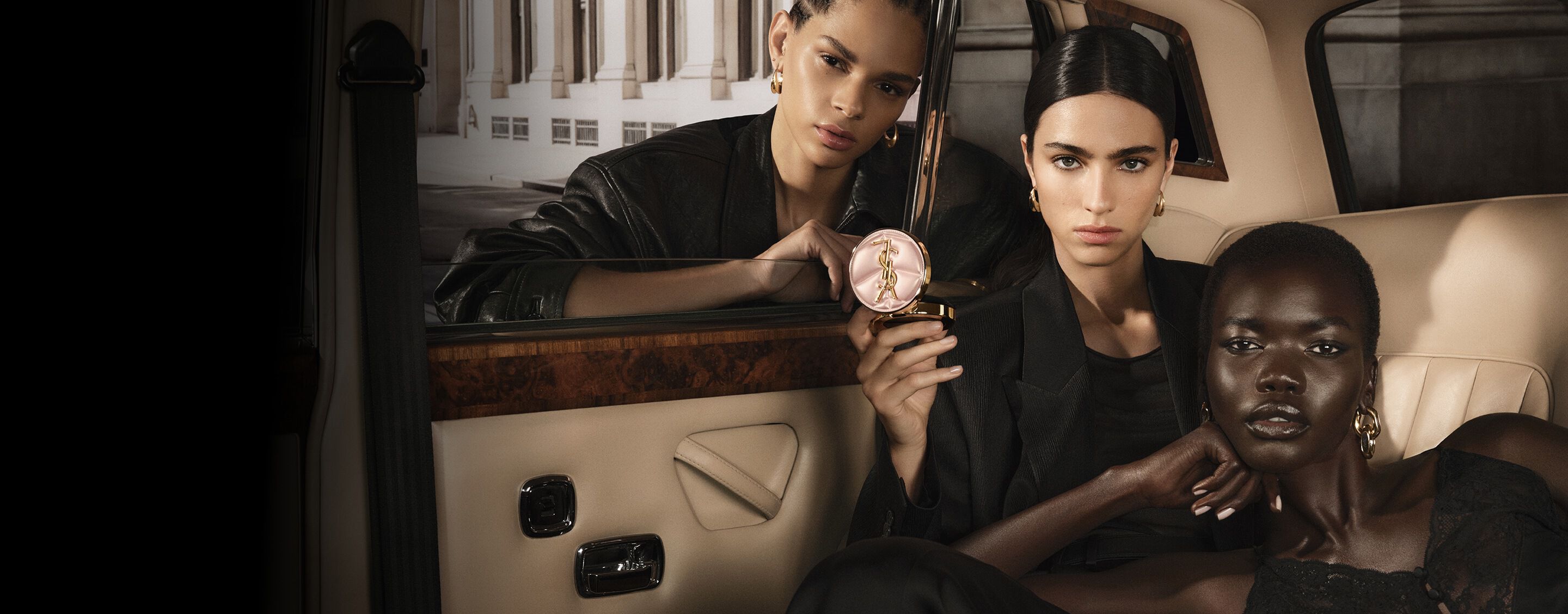 Tre modelle in un taxi con YSL SKIN AFFAIR CUSHION. Toni di pelle diversi e incarnati radiosi dallo stile haute couture.