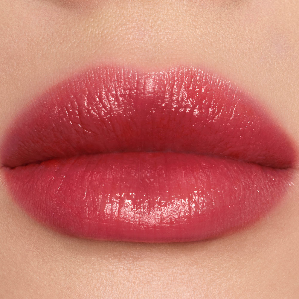 Dettagli ravvicinati di macchie di colore labbra YSL Vinyl-Shine, tonalità #445 Ring Me Pink.