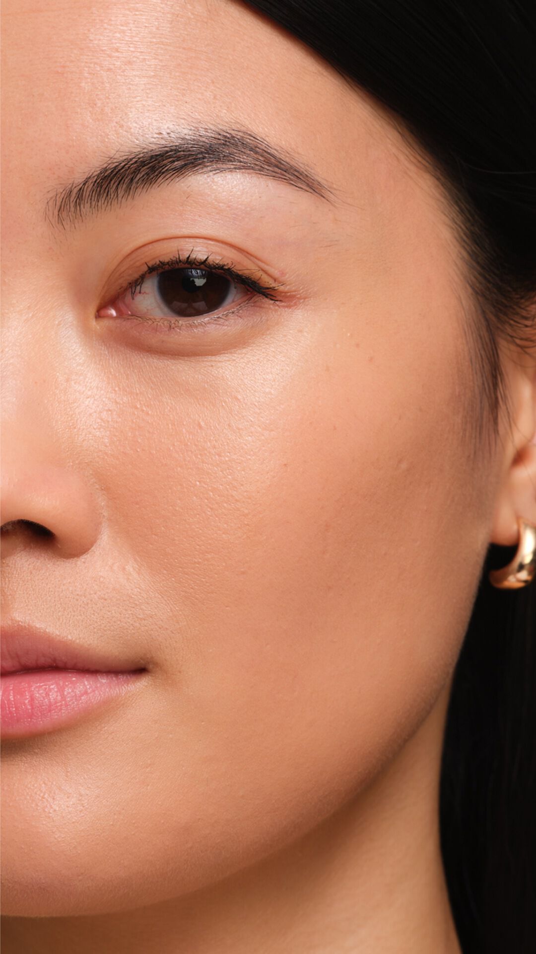 Incarnato chiaro uniforme con YSL SKIN AFFAIR FOUNDATION. Dettaglio del finish luminoso e della texture traspirante.